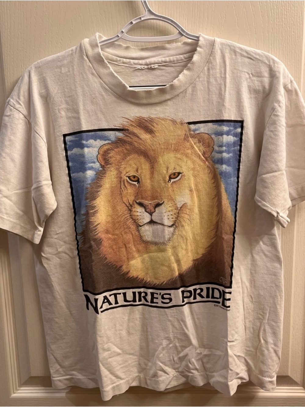 Nature's Pride 1995 Vintage Lion Graphic Tee Distressed